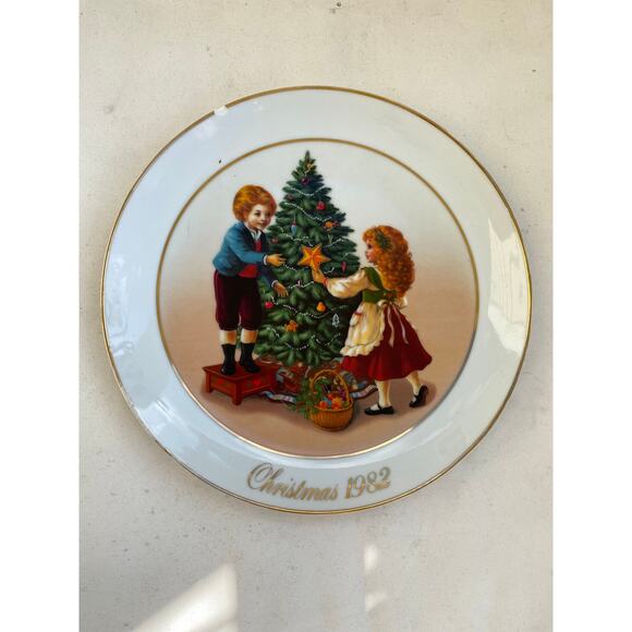 Set of 2 Vintage decorative Avon Christmas plates, 1981, 1982 - Picture 2 of 8